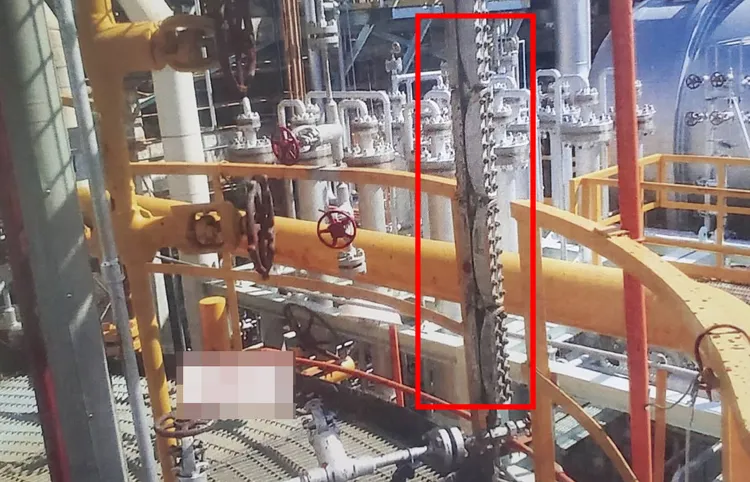 2013年7月30日下午4時許，高雄煉油廠第二低硫燃油工廠酸水分離塔的校正玻璃液位計（紅框處）發生洩漏，造成含硫化氫的胺液漏出的中毒事件。爆料人提供