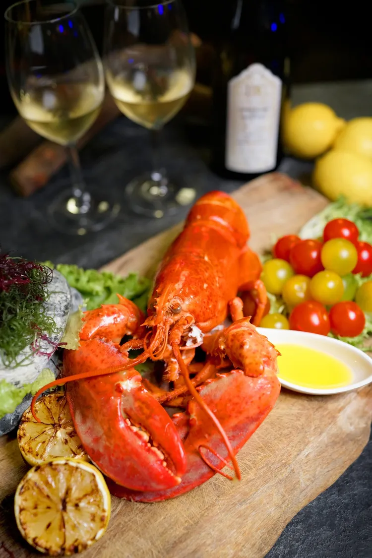 君品雲軒西餐廳推出超值餐券兩人3199元，即享加拿大龍蝦及頂級牛排。雲朗觀光提供