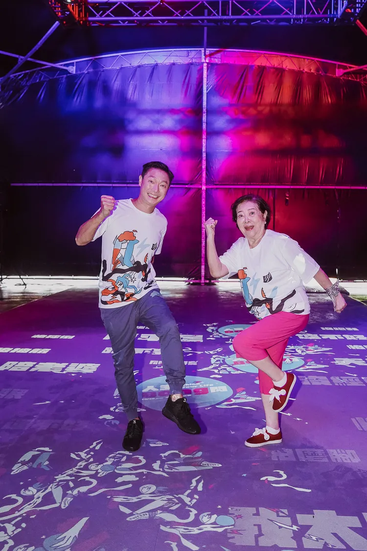 陳淑芳（右）與謝祖武體驗現場設置的沉浸式光影體驗區。三得利健益提供