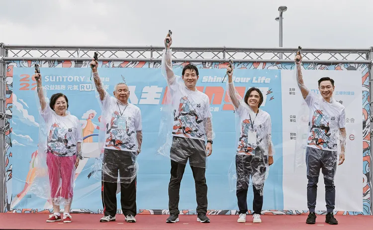 陳淑芳（左）風雨無阻現身路跑活動。三得利健益提供