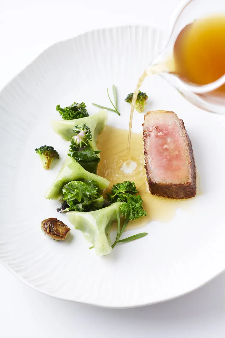 La Dame de Pic餐廳完美融合食物的香氣層次，集法國及東南亞美饌風味於一身。新加坡萊佛士酒店提供