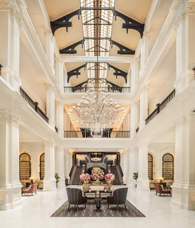 2017至2019年期間，新加坡萊佛士酒店耗時兩年半進行修繕翻新。新加坡萊佛士酒店提供