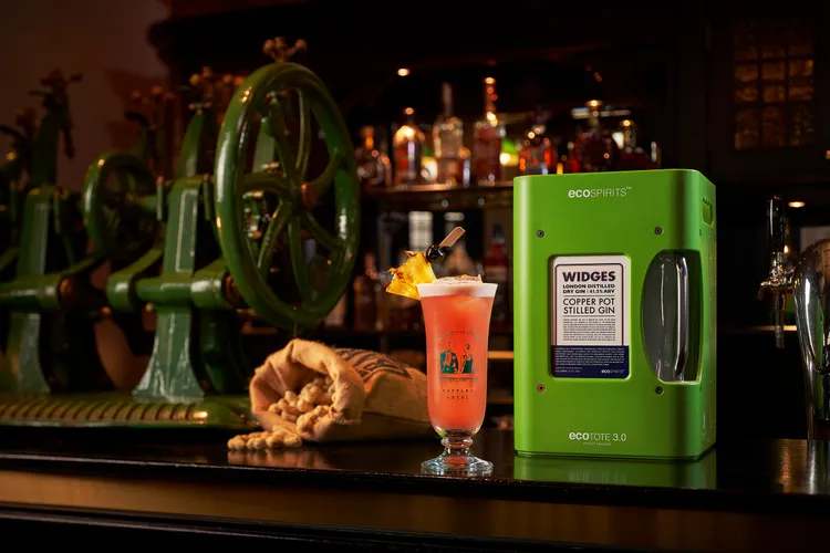 來到萊佛士酒店，絕不能錯過到知名雞尾酒「新加坡司令(Singapore Sling)」的原產地「長樂酒吧(Long Bar)」。新加坡萊佛士酒店提供