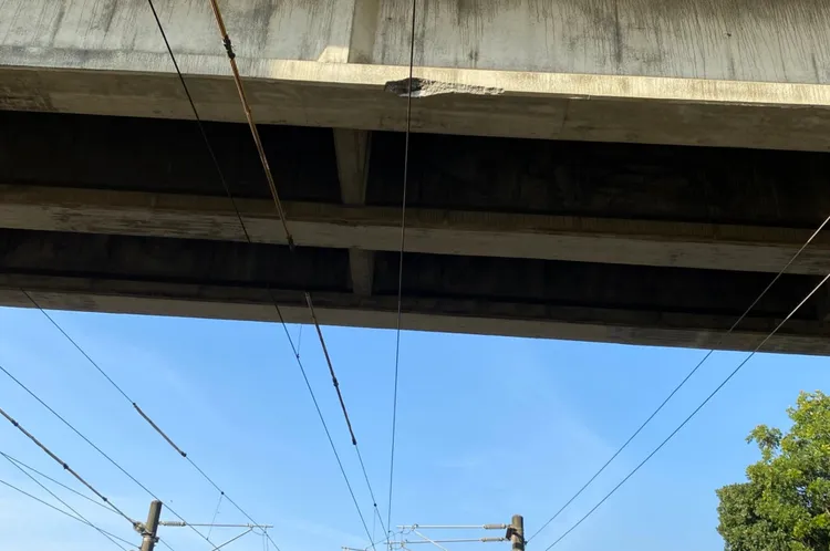 台鐵善化站區間電車線掉落處。台鐵提供