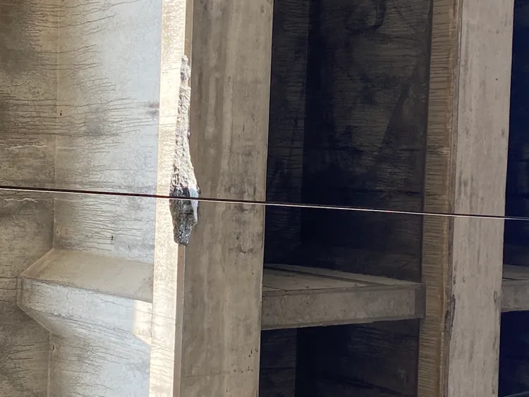 台鐵善化站區間電車線掉落處。台鐵提供