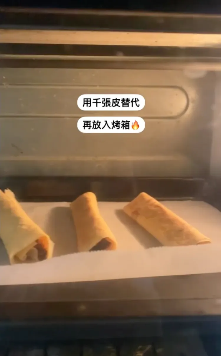 用烤箱做出蛋捲小點心。