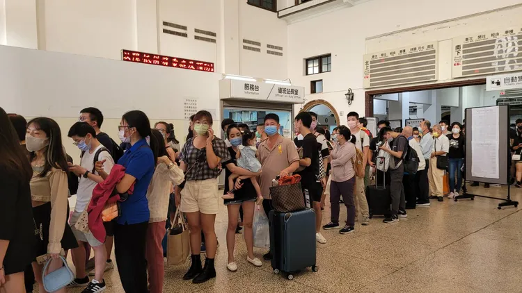 台鐵台南站乘客大排長龍準備辦理退換票。劉榮輝攝