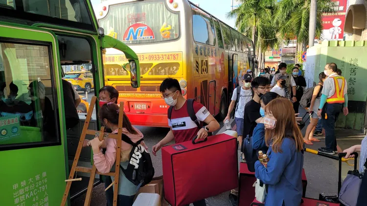 乘客抵達客運接駁站換搭乘公路。劉榮輝攝