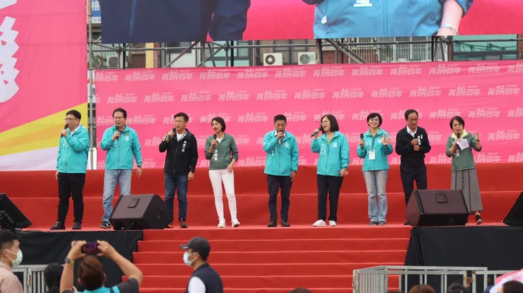 9立委大合唱吵熱氣氛。侯昌騰攝