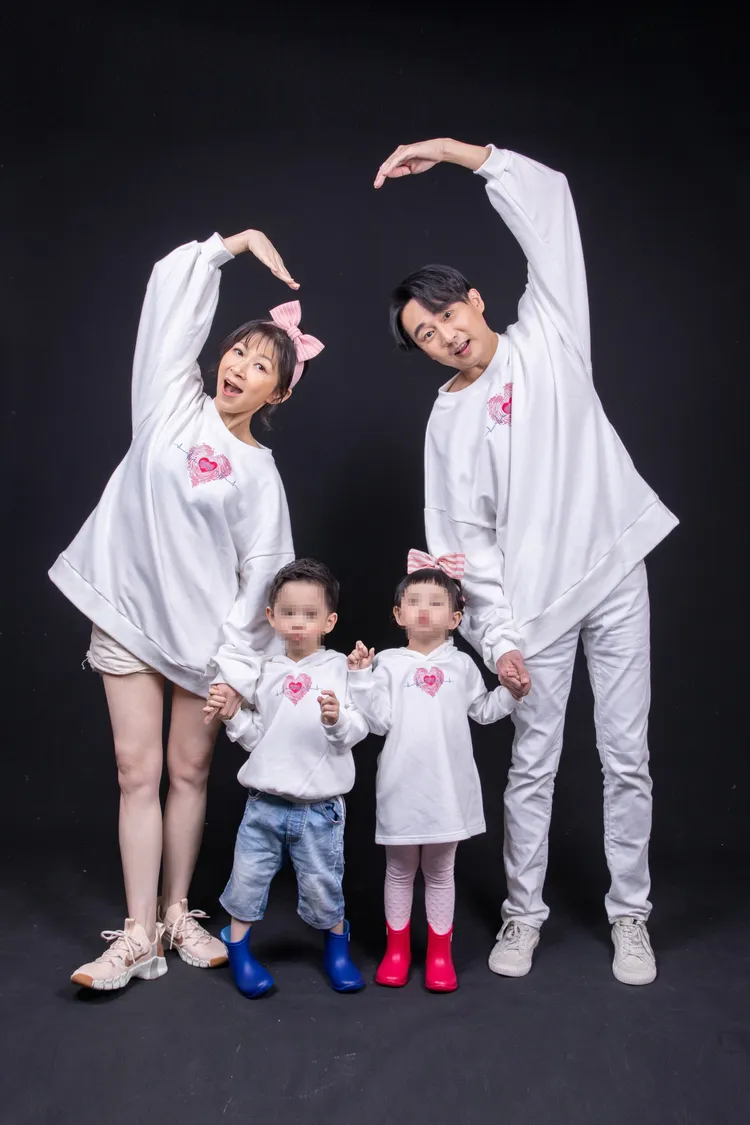 顏嘉樂（左一）、狄志杰夫婦分享陪伴孩子闖禍中得到的體悟。夢田影像提供