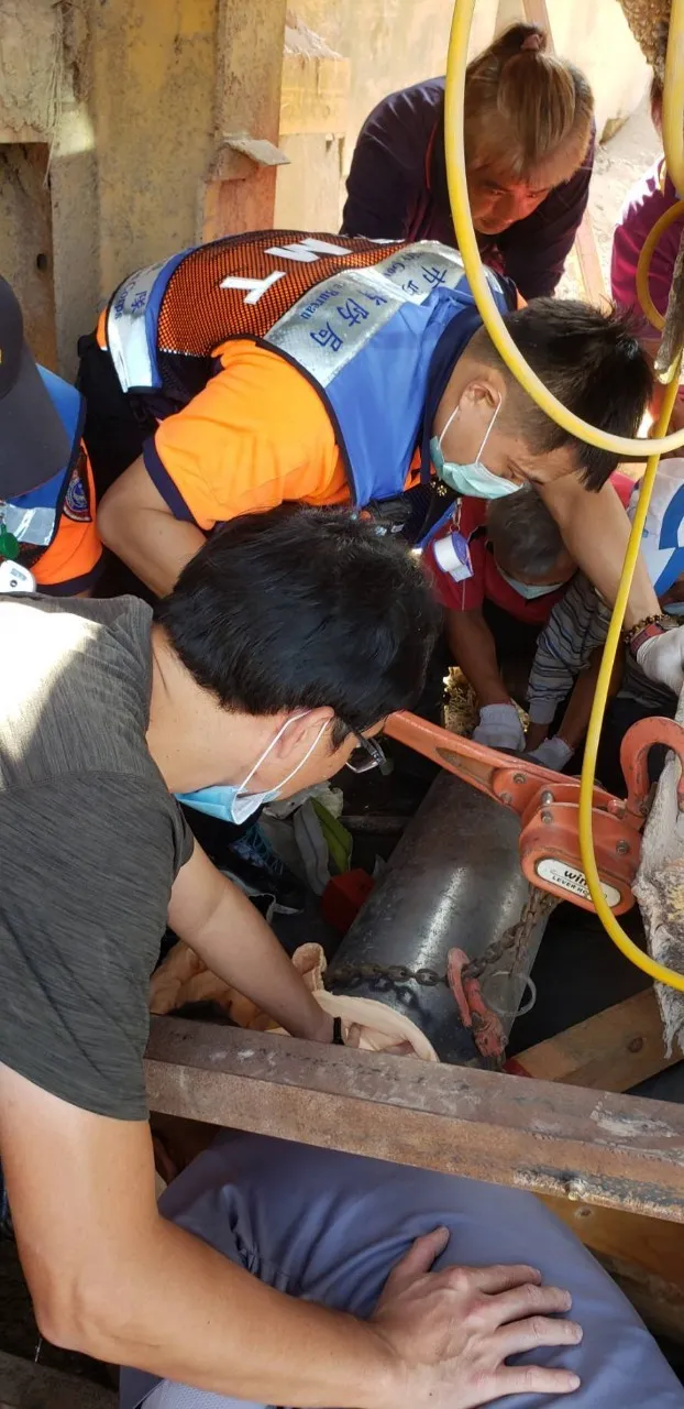 花了半小時，終於將人救出。讀者提供