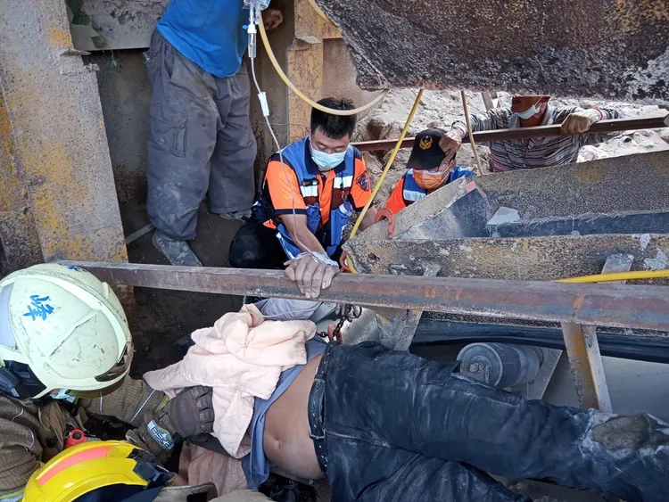 警消替傷者注入食鹽水，觀察生命徵象。讀者提供