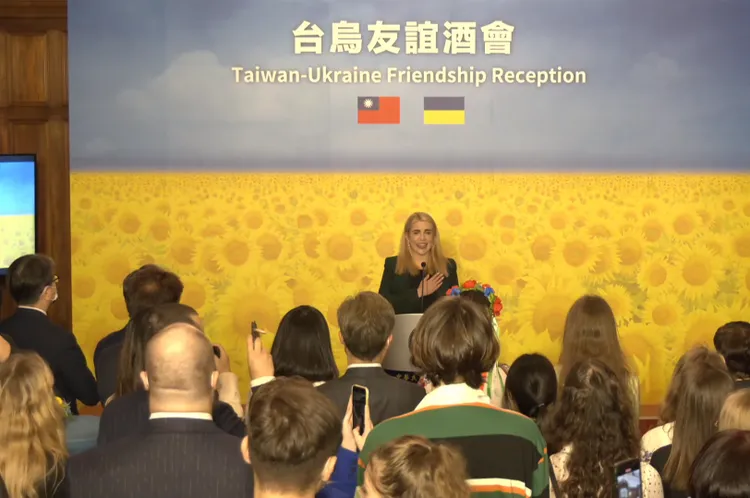 魯迪克致詞完唱起烏克蘭國歌，全場熱烈鼓掌。翻攝直播