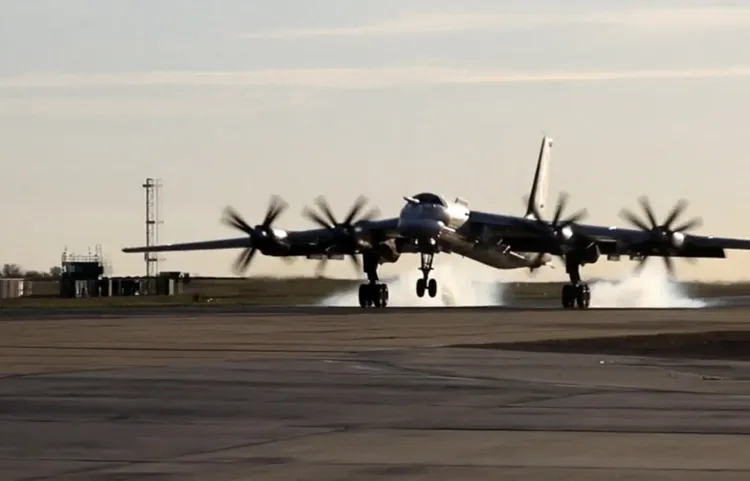 俄羅斯國防部發布圖波列夫95MS轟炸機參與26日核演習畫面。路透社