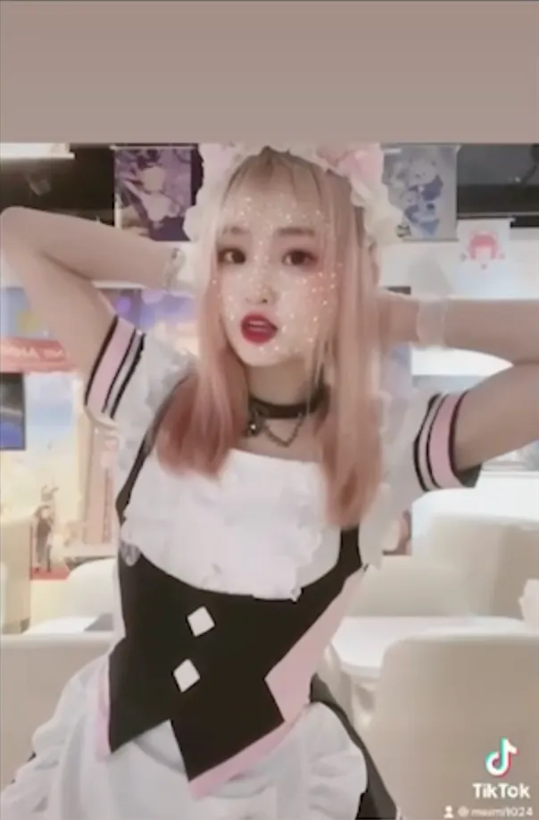 音樂一下，貓系小蘿莉性感現身。