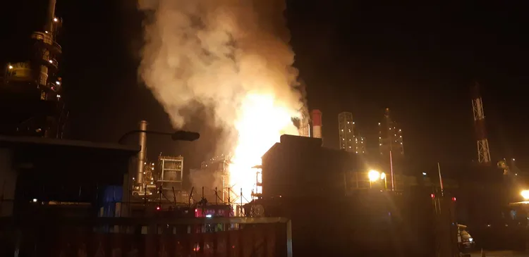 高雄中林路中油大林煉油廠發生爆炸。洪富賢里長提供