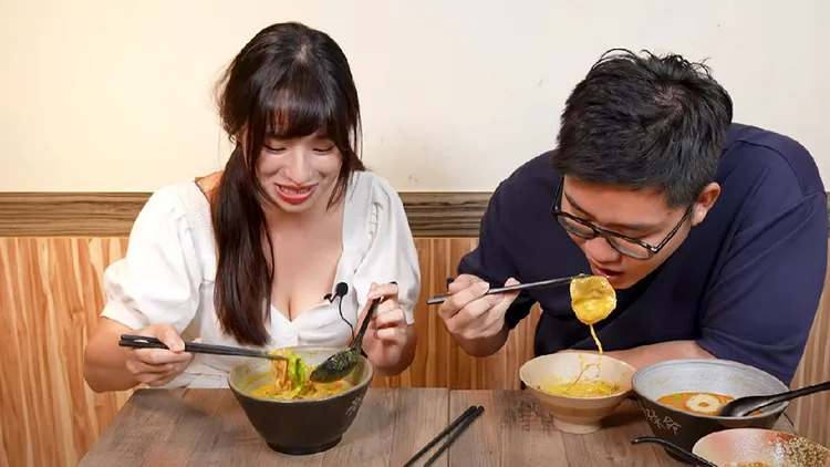 蘋蘋澎澎試吃時相當吸睛。翻攝自Joeman YouTube