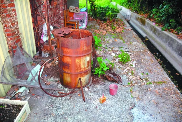 彰化大村李姓男子被裝入的鐵桶。民眾提供