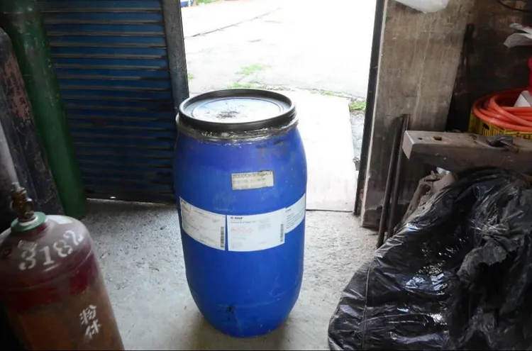 檢警尋獲裝有蔡姓少女遺體的塑膠桶。民眾提供