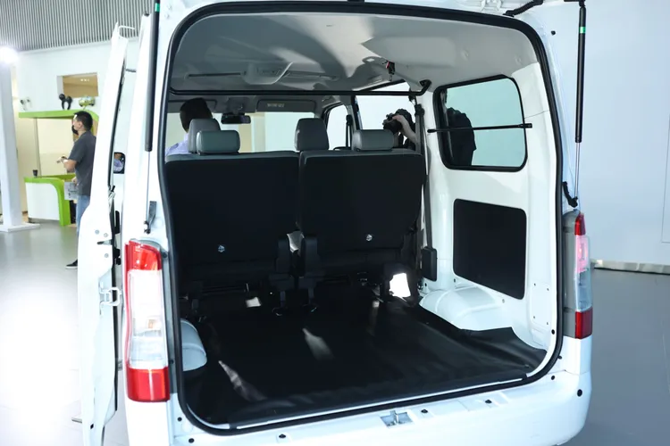 2人座車型最大載重量可達880公斤，5人座車型也可達830公斤。翁玉信攝