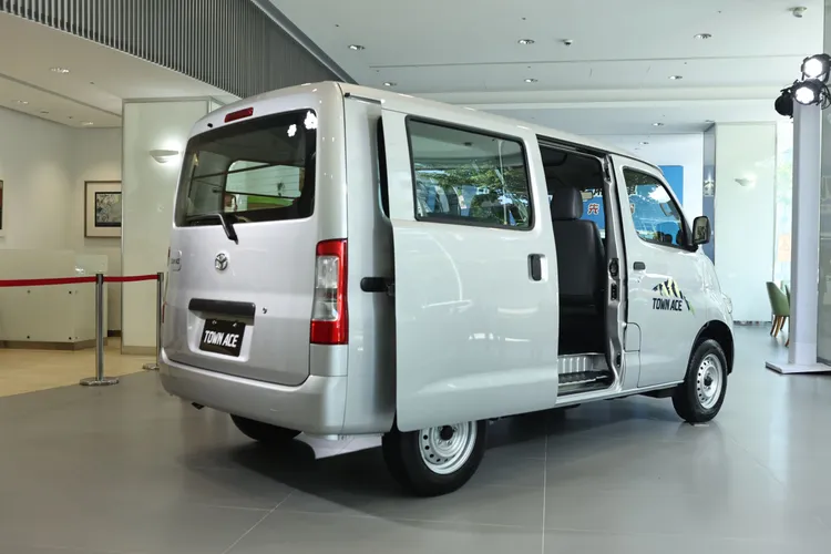 Town Ace廂型車採用雙側滑門，搭配車尾上掀式尾門，擁有便利的置物空間。翁玉信攝