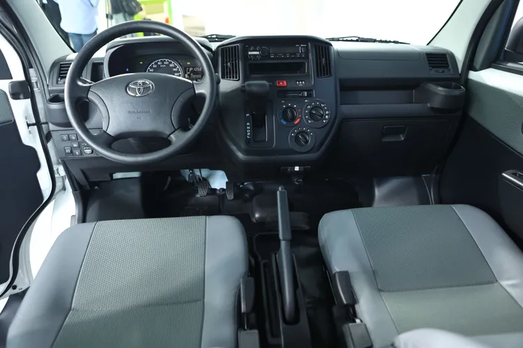 如同貨卡版本，中控台也採連通式設計，創造更充裕的腿部空間之外，大幅提升長途駕駛舒適性。翁玉信攝