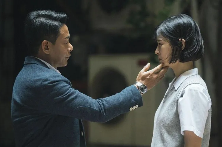 李康生（左）飾演的狼師和江宜蓉發展出不正常師生關係。傳影互動提供