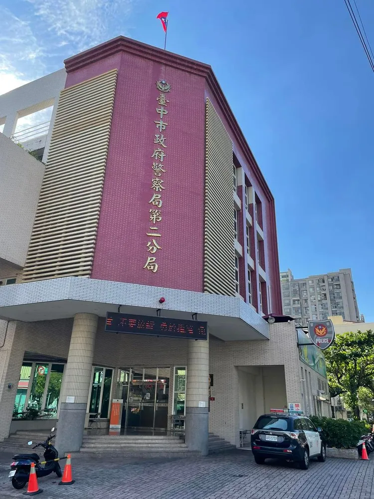 魏倖鋒被台中市警二分局員警逮捕後，竟還請女友送毒品到分局供其施打。翻攝台中市警二分局臉書