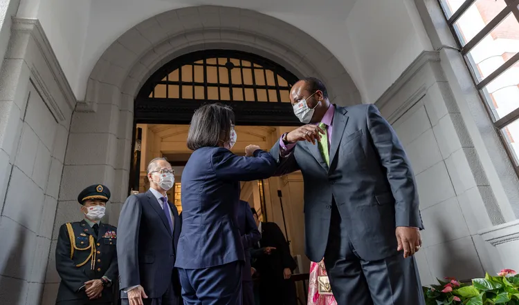 蔡英文與恩史瓦帝三世互碰手肘致意。總統府提供