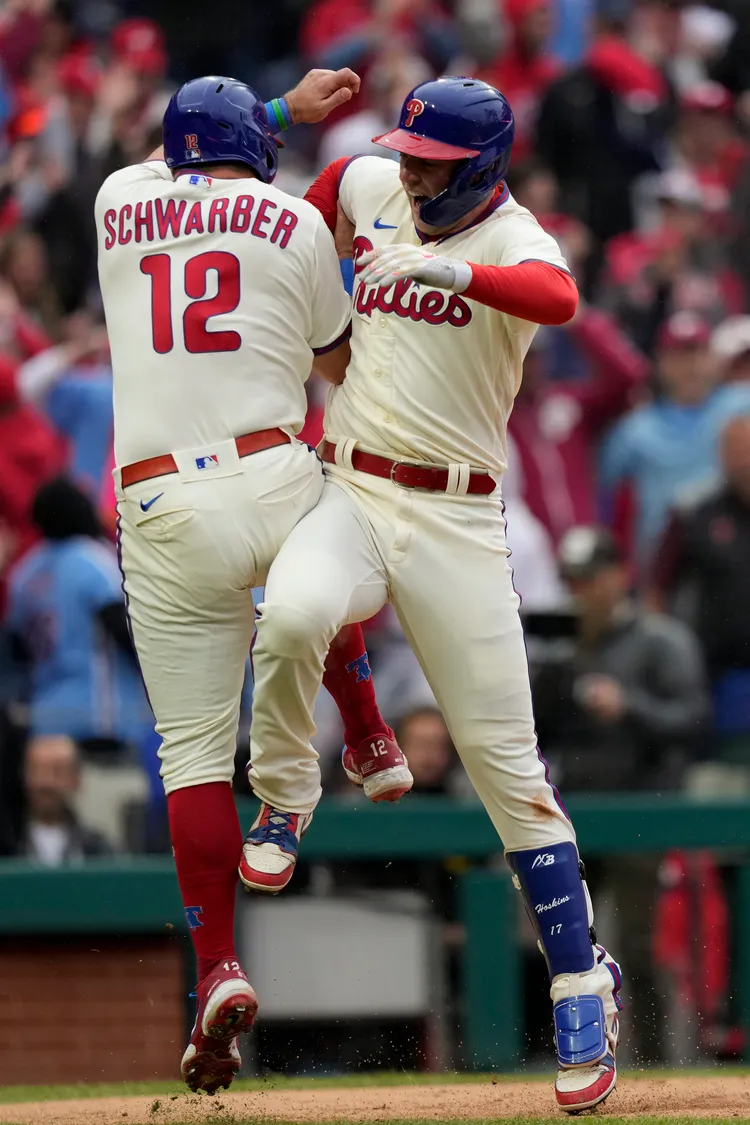 費城人打進世界大賽，2門單季30轟重砲史瓦柏(左)與郝金斯也是功臣。  美聯社