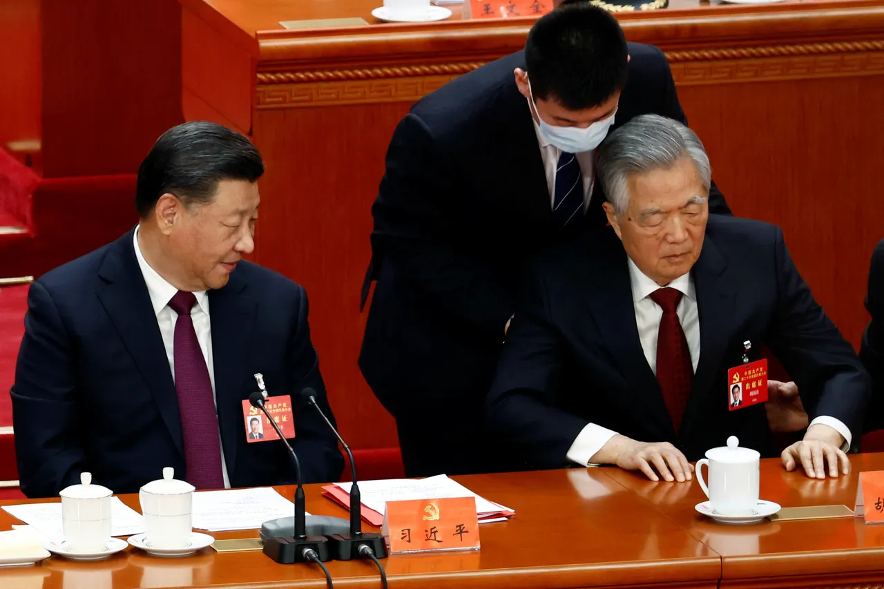 中共前總書記胡錦濤在閉幕會中,看似被強行攙扶出場。路透社