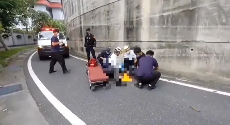婦人墜橋後左腿骨折送醫急救。警方提供