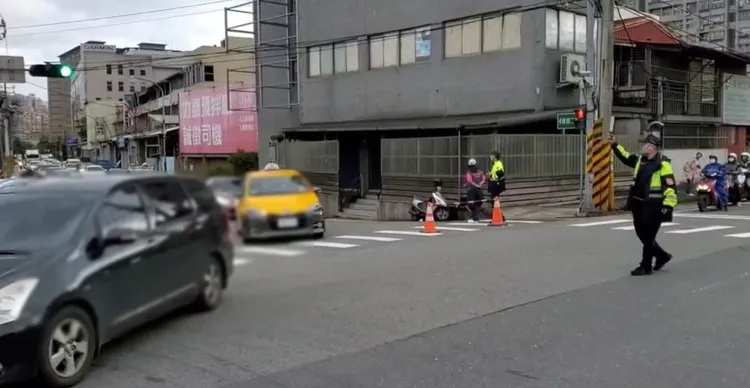 因汐止工建路地層下陷，警方封閉道路。翻攝畫面