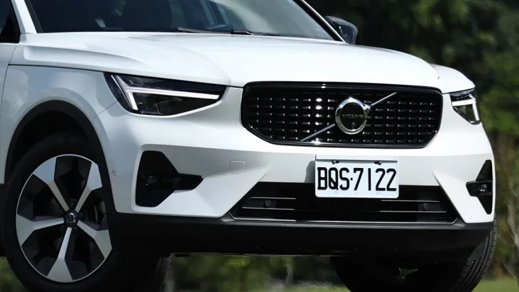 頭燈組內部的雷神之鎚LED日行燈線條重新設計，保桿左右兩側換上亮面黑飾板，視覺顯得更摩登。翁玉信攝