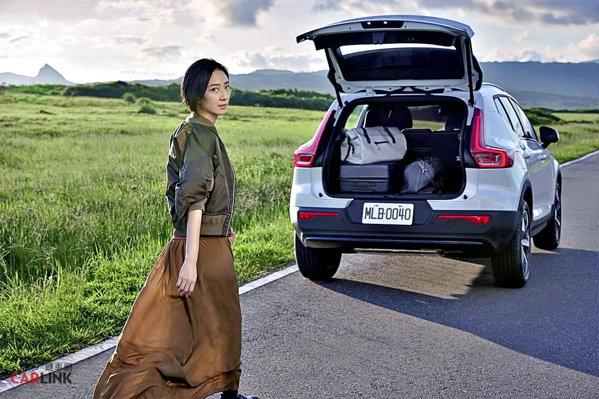 Volvo小改款XC40首度推出T2車型,以下探的142.9萬元售價鎖定都會新貴,並再次攜手桂綸鎂拍攝形象影片。國際富豪提供
