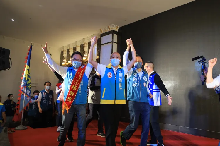 韓國瑜今天（29日）出席張善政及八德區市議員候選人楊朝偉聯合競選總部成立大會。張善政競辦提供