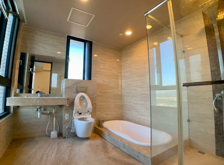 甚至針對屋況照片的浴缸進行點評，直言浴缸高地比馬桶低「真的不行」，從價格到裝潢都不放過。翻攝售屋平台