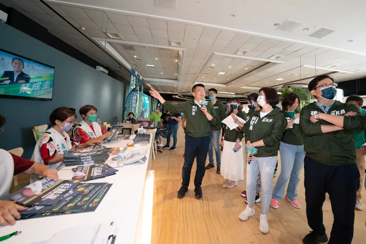 競選總部內有志工幫忙摺疊競選文宣並提供服務。蔡其昌競總提供