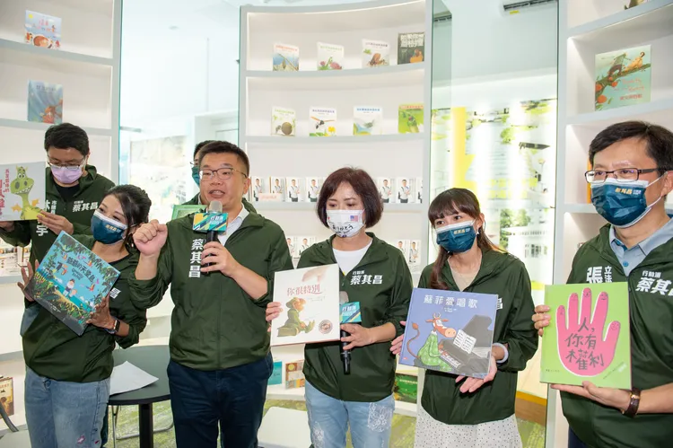 走進蔡其昌競選總部，眼前就是一個親子閱讀區，提供民眾入內閱讀。蔡其昌競總提供