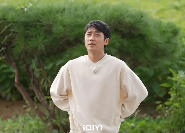 孫浩俊很怕生卻又要和3個女生登高峰，壓力山大。愛奇藝國際站提供