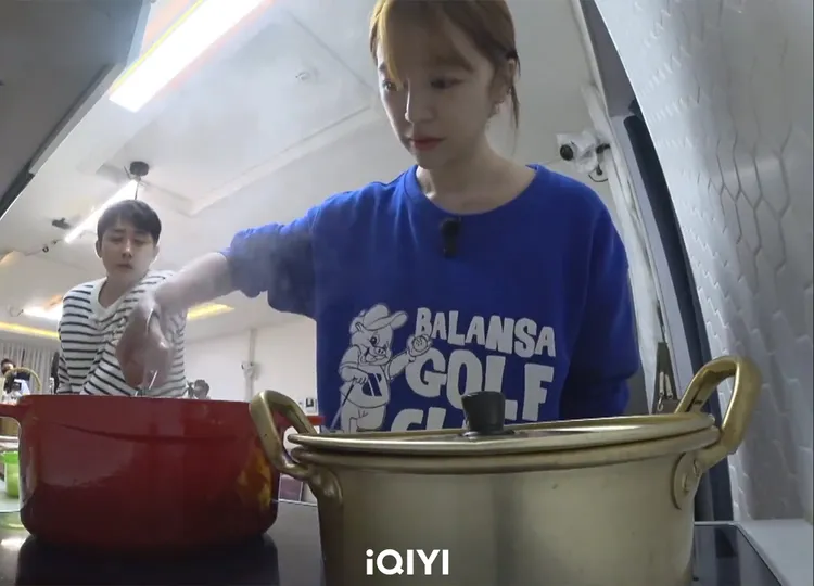 尹恩惠做美食慰勞大家。愛奇藝國際站提供