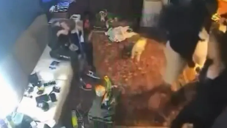 特雷霍逃離現場時，斧頭仍然插在帕特森頭上。翻攝自推特