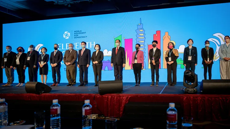 蔡英文及國內外與會人士同台合影。總統府提供