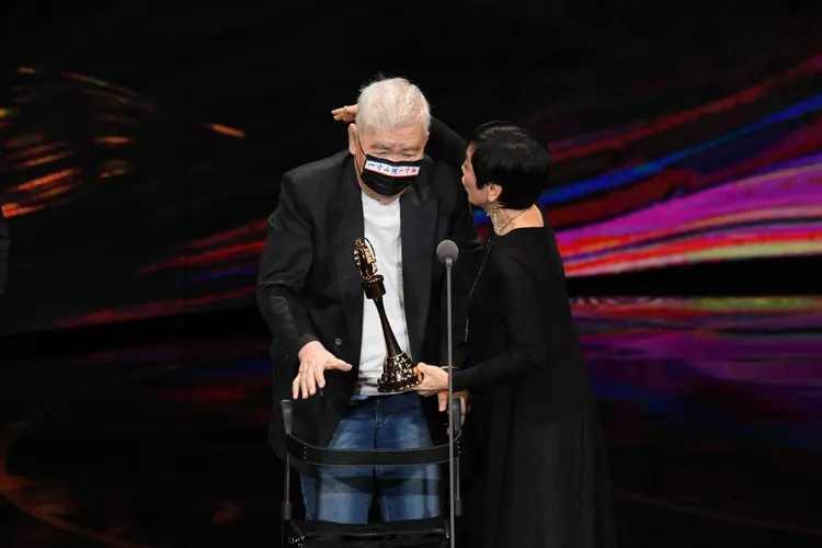 張艾嘉（右）獻上1個擁抱給陳君天。三立提供