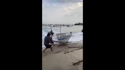 遇到瘋狗浪還是剎車壞了？　這汽艇上岸方式太特別 