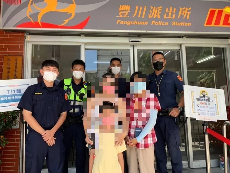 家長與社工到派出所將男童帶回。翻攝畫面