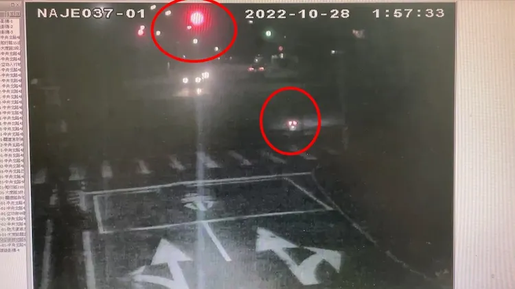 機車當時闖紅燈過路口。翻攝畫面