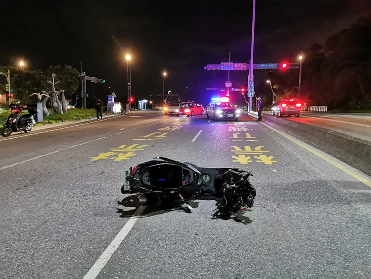 機車遭撞全毀。陸運鋒攝