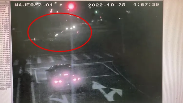 特斯拉撞上雙載機車。翻攝畫面