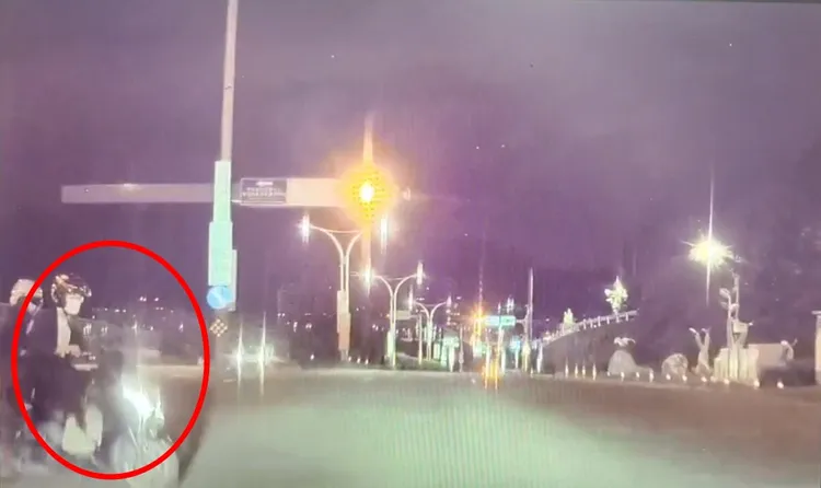 呂男騎機車闖紅燈遭撞飛。翻攝畫面